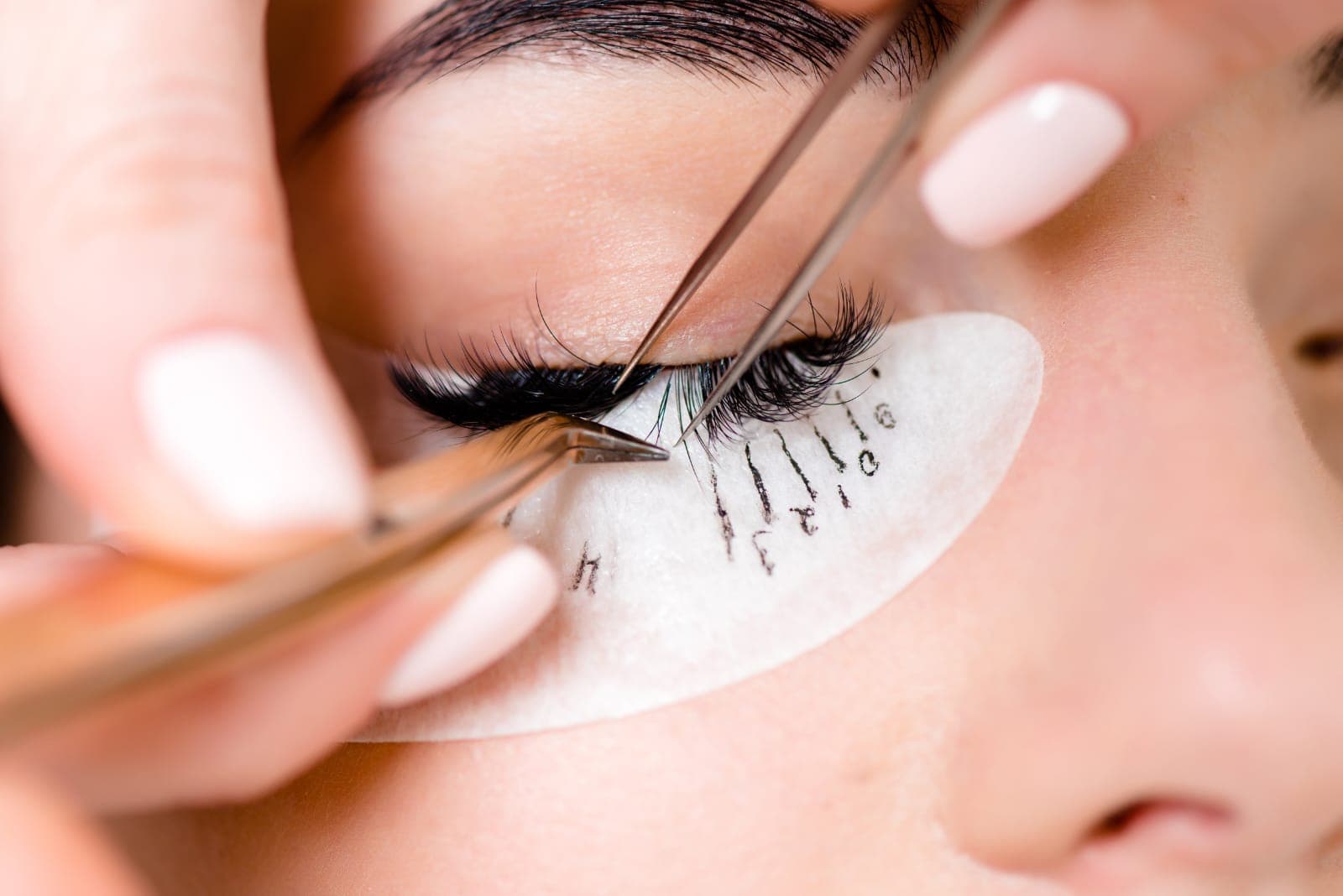 Eyelashes Extension Course